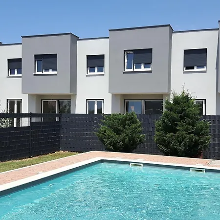 Apartments Lug Privlaka With Pool Kültér fotó