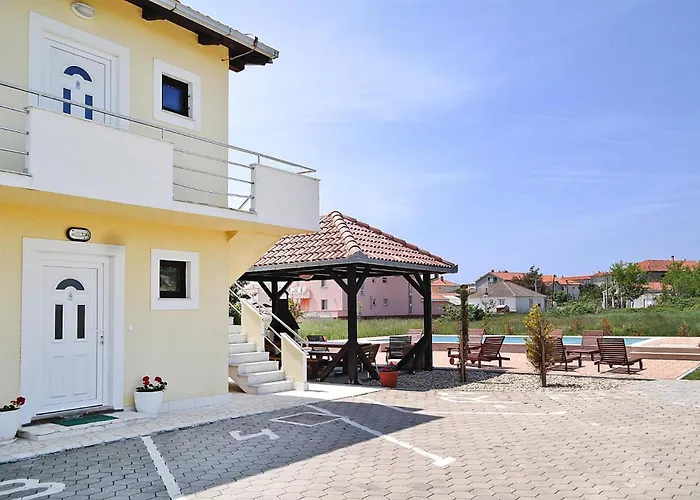 Apartments Lug Privlaka With Pool