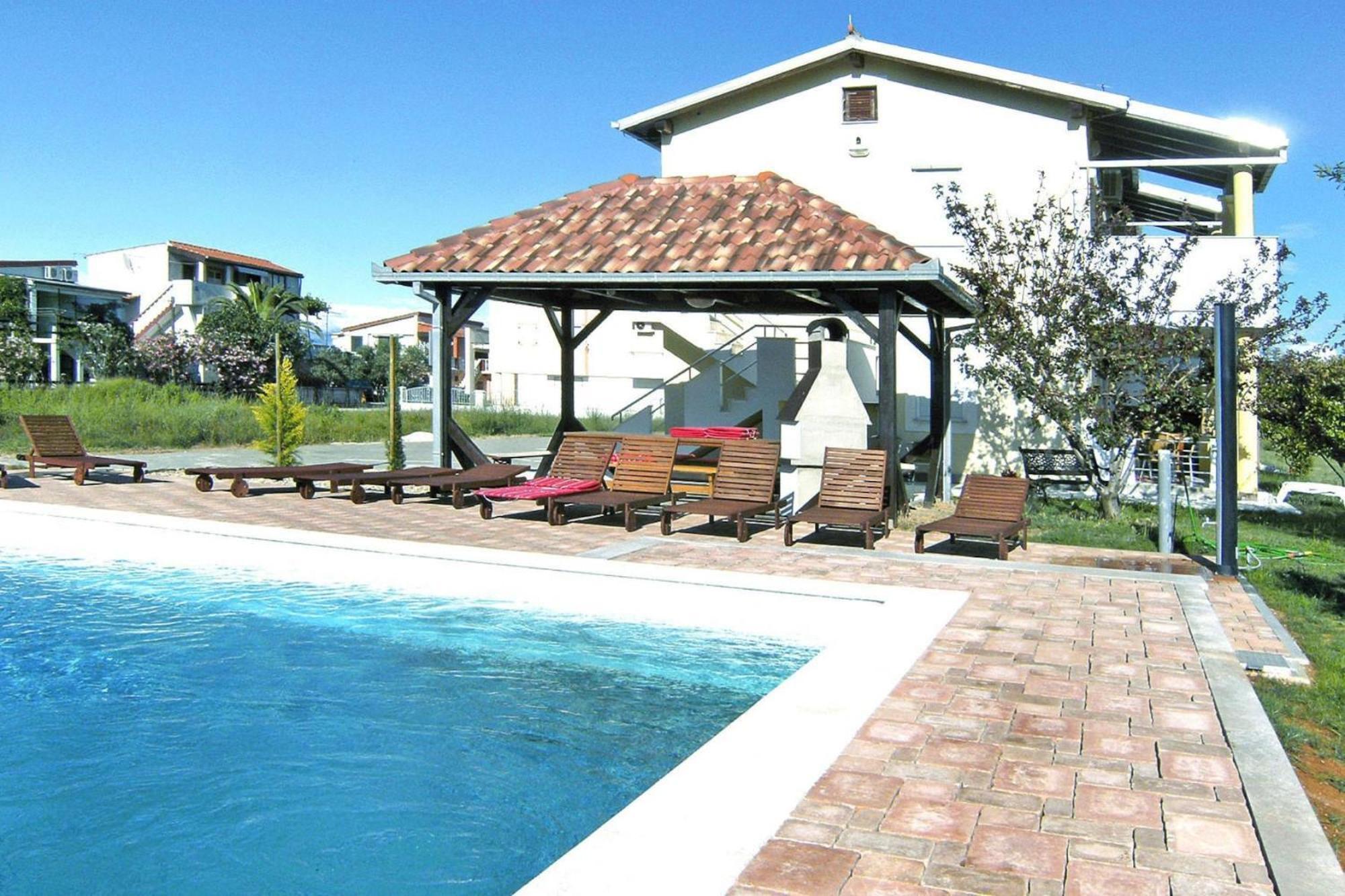 Apartmán Lug With Pool